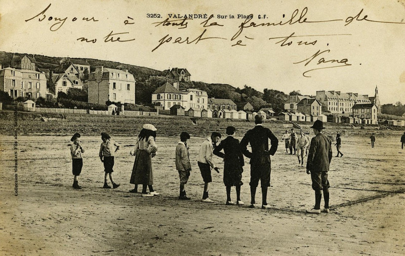 Carte postale ancienne Pléneuf-Val-André - Sur la plage du Val-André à Pléneuf-Val-André