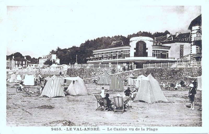 Carte postale ancienne Pléneuf-Val-André - Val-André casino vu de la plage à Pléneuf-Val-André