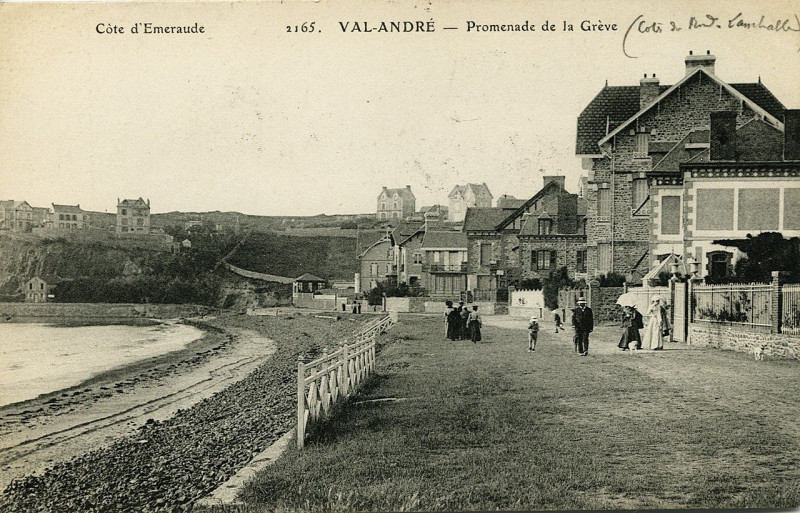 Carte postale ancienne Pléneuf-Val-André - Val-André promenade de la grève à Pléneuf-Val-André