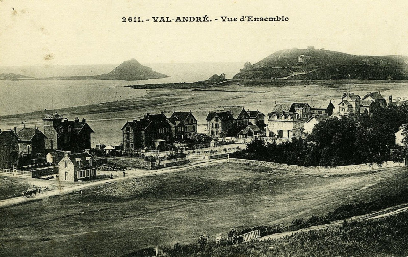Carte postale ancienne Pléneuf-Val-André - Vue d'ensemble du Val-André à Pléneuf-Val-André