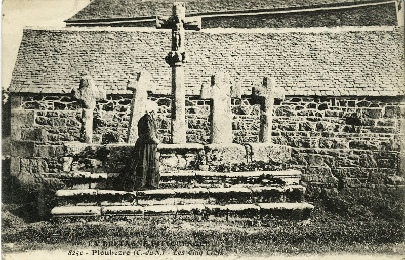 Carte postale ancienne Ploubezre - Cinq croix du carrefour à Ploubezre