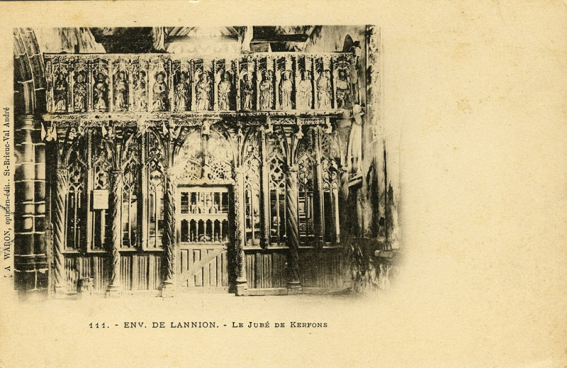 Carte postale ancienne Ploubezre - Croix et chapelle de Kerfons à Ploubezre