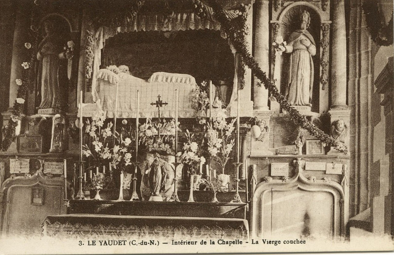 Carte postale ancienne Ploulec'h - Le Yaudet intérieur de la chapelle et vierge couchée à Ploulec'h