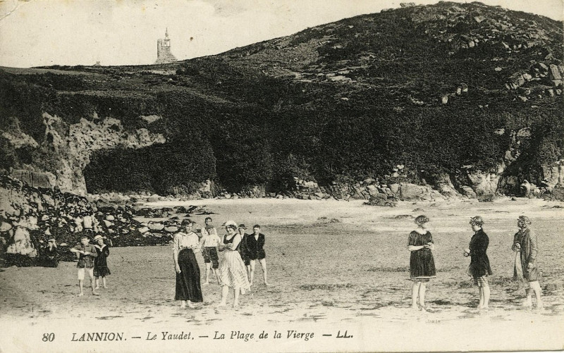 Carte postale ancienne Ploulec'h - Le Yaudet plage de la Vierge à Ploulec'h