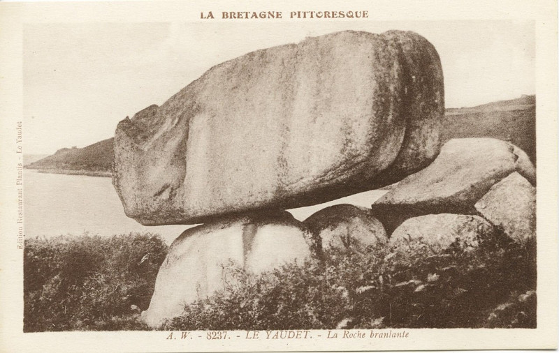 Carte postale ancienne Ploulec'h - Le Yaudet roche branlante à Ploulec'h