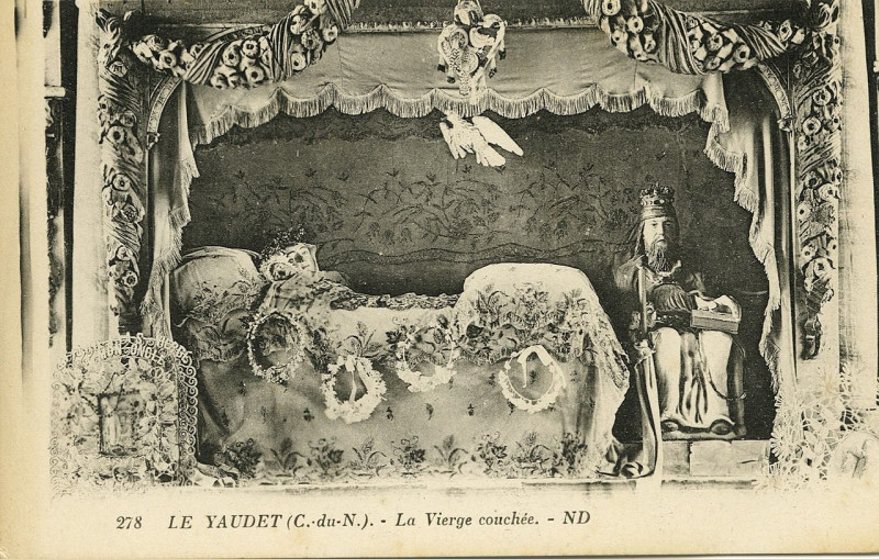 Carte postale ancienne Ploulec'h - Le Yaudet vierge couchée à Ploulec'h