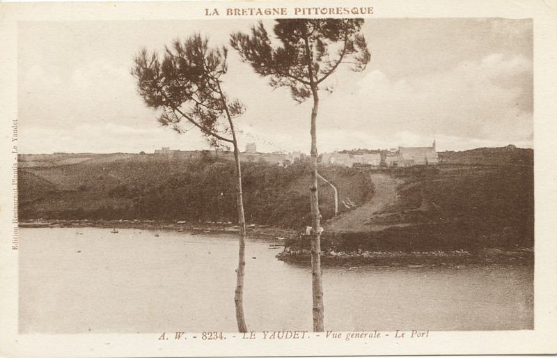 Carte postale ancienne Ploulec'h - Le Yaudet vue générale et port à Ploulec'h