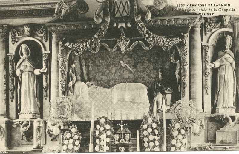 Carte postale ancienne Ploulec'h - Vierge couchée de la chapelle du Yaudet à Ploulec'h