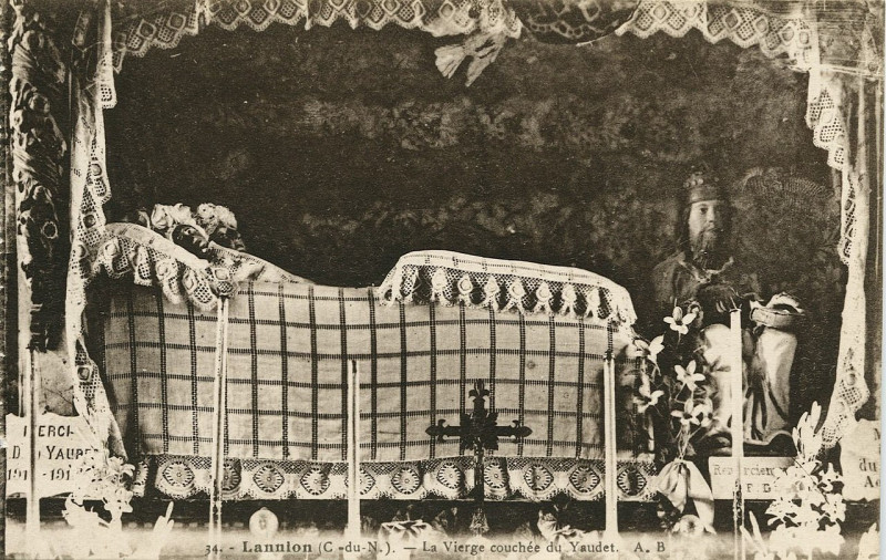 Carte postale ancienne Ploulec'h - Vierge couchée du Yaudet à Ploulec'h