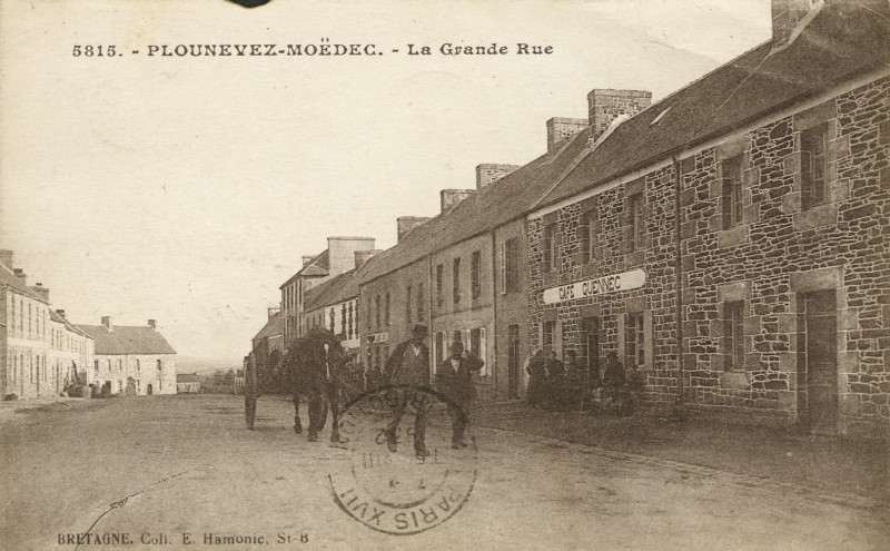 Carte postale ancienne Plounévez-Moëdec - Grande rue à Plounévez-Moëdec