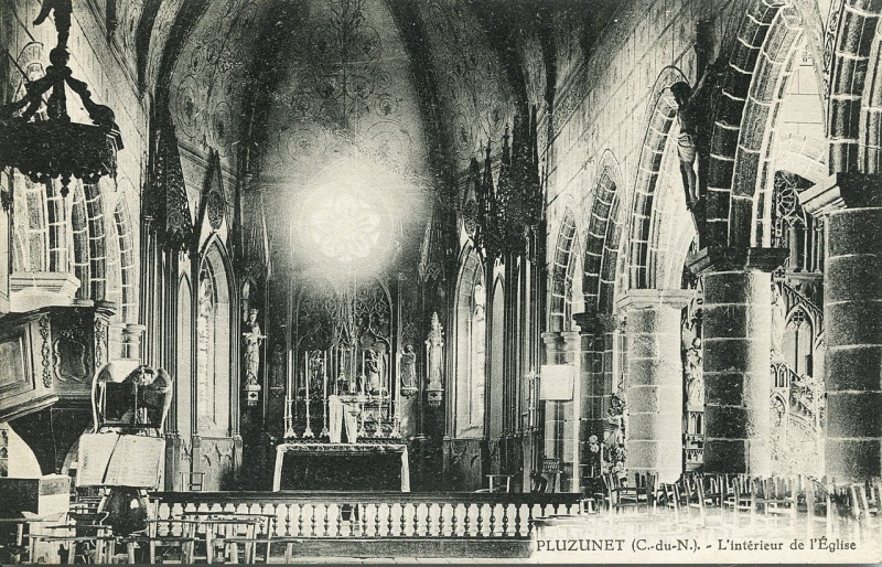 Carte postale ancienne Pluzunet - Intérieur de l'église à Pluzunet