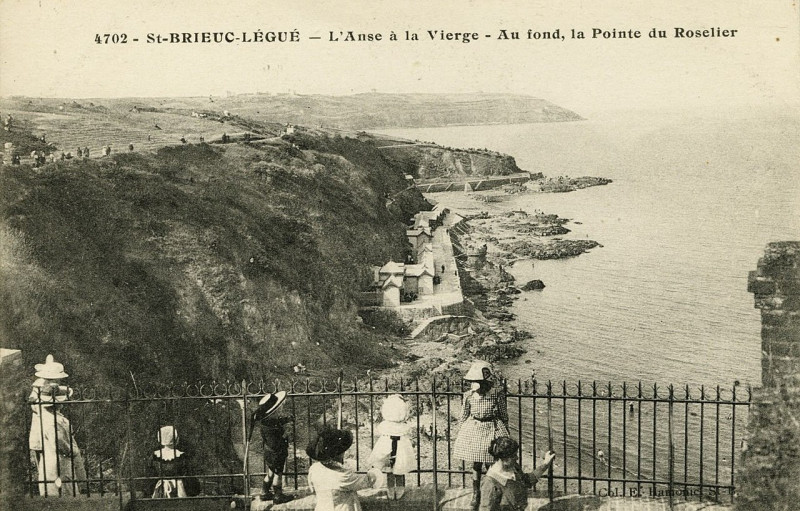 Carte postale ancienne Plérin - Anse à la Vierge avec au fond la Pointe du Roselier à Plérin