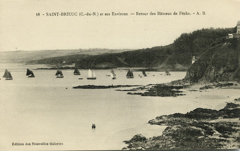 Carte postale ancienne Plérin - Bateaux de pêche au repos à Plérin