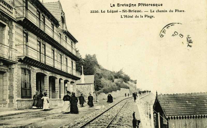 Carte postale ancienne Plérin - Chemin du Phare hôtel de la plage à Plérin
