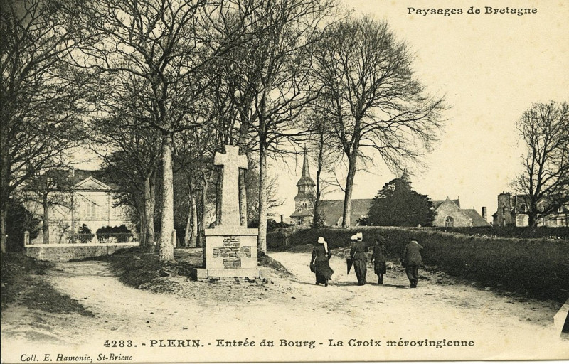 Carte postale ancienne Plérin - Entrée du bourg - croix mérovingienne à Plérin