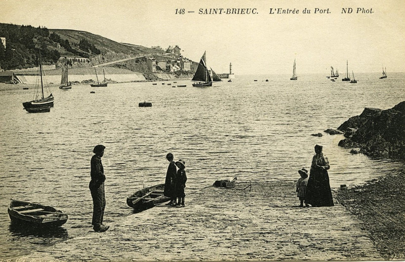 Carte postale ancienne Plérin - Entrée du port à Plérin