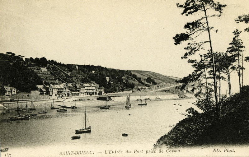 Carte postale ancienne Plérin - Entrée du port prise de Cesson à Plérin