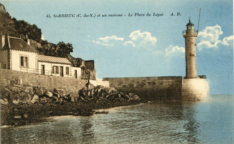 Carte postale ancienne Plérin - Phare du Légué à Plérin