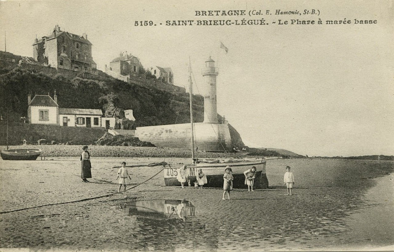 Carte postale ancienne Plérin - Phare à marée basse à Plérin