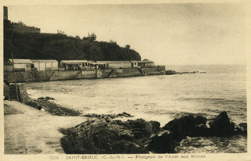 Carte postale ancienne Plérin - Plongeoir de l'anse aux Moines à Plérin