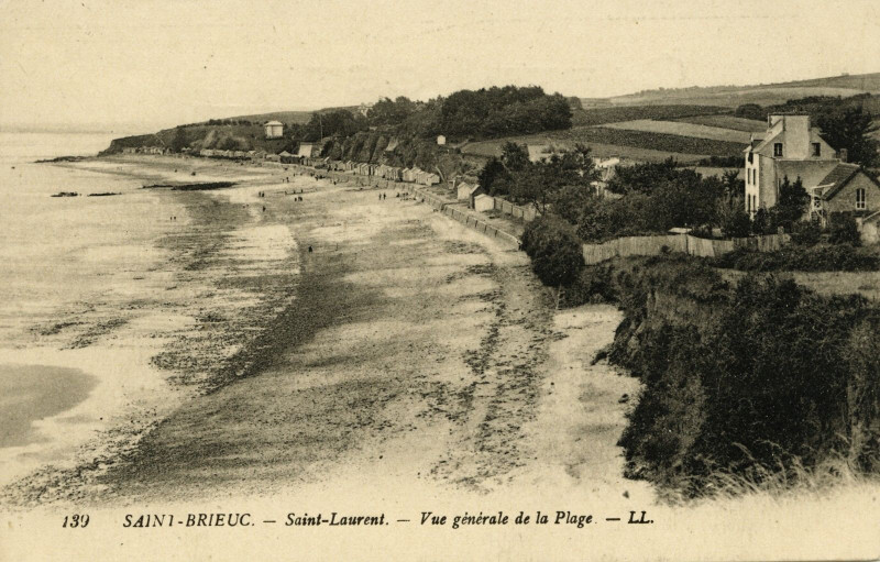 Carte postale ancienne Plérin - Saint-Laurent vue générale de la plage à Plérin