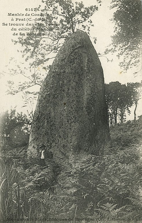 Carte postale ancienne Prat - Menhir de Coadélan à Prat