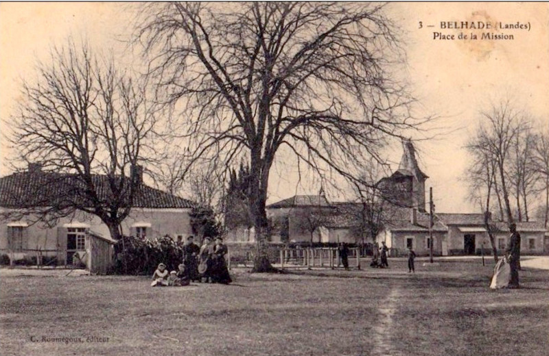 Carte postale ancienne Belhade (Landes) - Place de la Mission