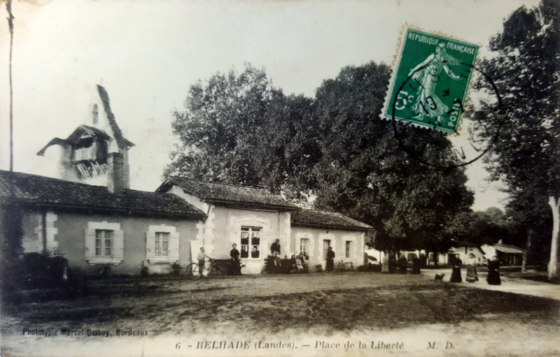 Carte postale ancienne Belhade (Landes) - Place de la Liberté
