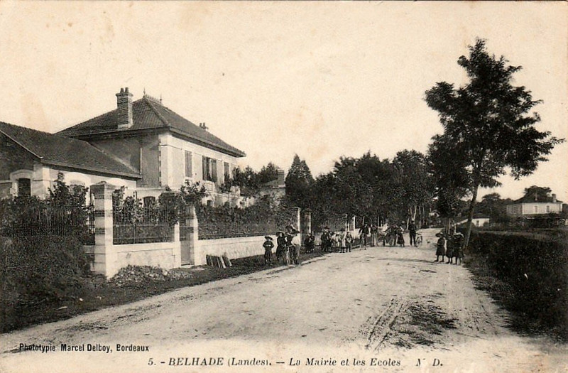 Carte postale ancienne Belhade (Landes) - Mairie et écoles 1