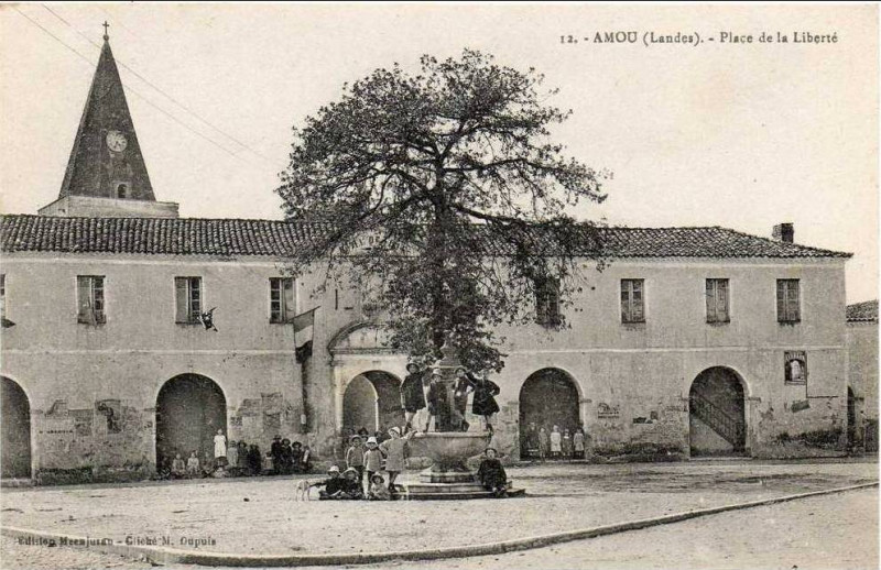 Carte postale ancienne Amou (Landes) - Place de la Liberté