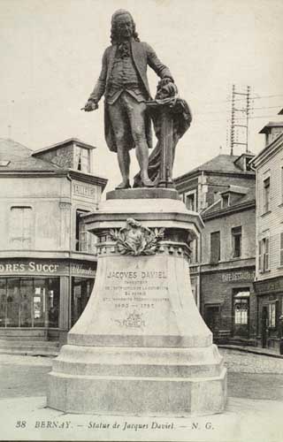 Carte postale ancienne Statue Jacques Daviel Bernay