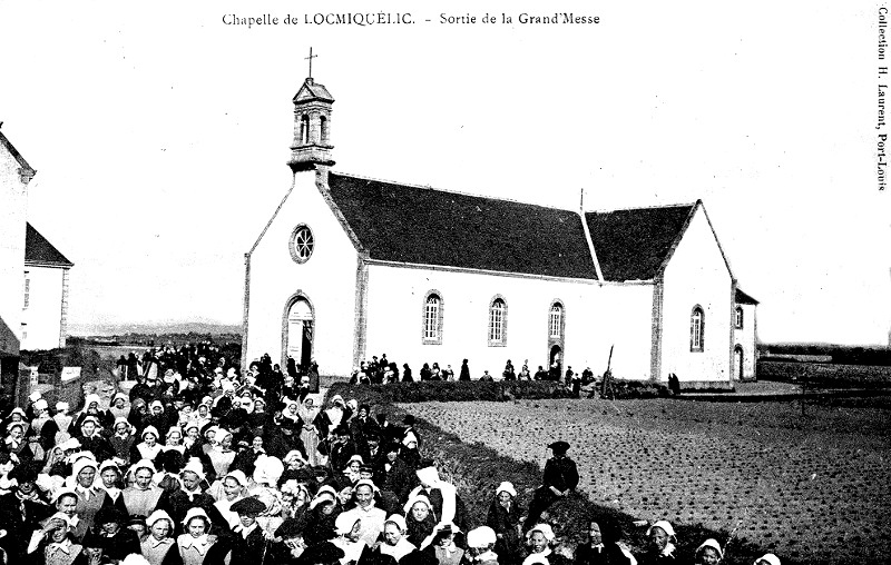 Carte postale ancienne Locmiquelic Sortie de la messe