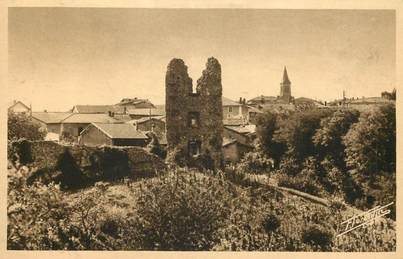 Carte postale ancienne Carte postale ancienne du Mas Rillier (Miribel) - vue de la tour du château (ruines) et de l'église au loin à Miribel-Lanchâtre