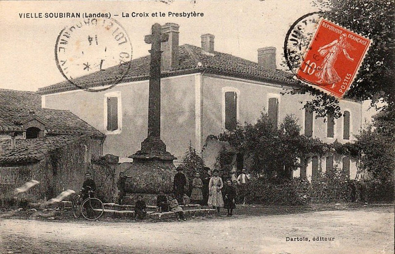 Carte postale ancienne Bahus-Soubiran (Landes) - Presbytère et la croix