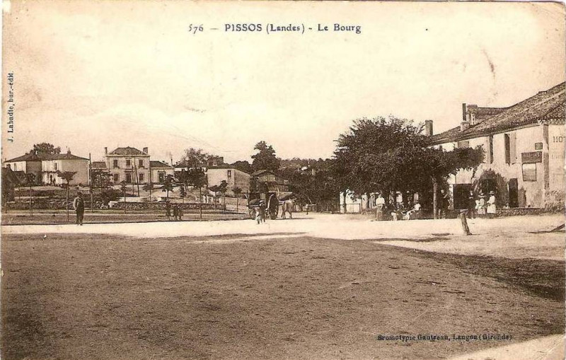Carte postale ancienne Pissos (Landes) - bourg 1