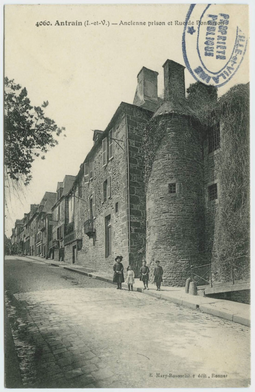 Carte postale ancienne 4060. Antrain(I.-et-V.). Ancienne prison et Rue de Pontorson.