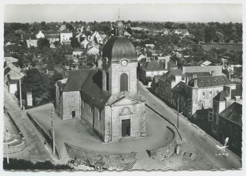 Carte postale ancienne En avion au-dessus de...6. Argentré-du-Plessis (I.-et-V.). L'église.
