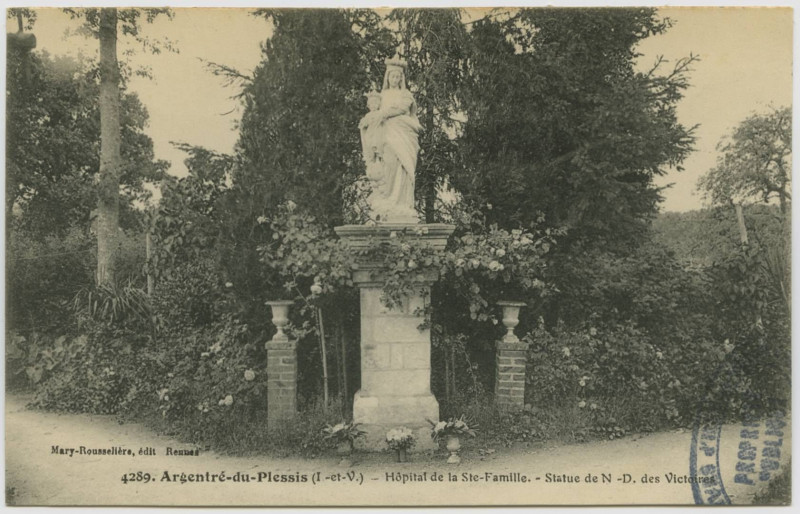 Carte postale ancienne 4289. Argentré-du-Plessis (I.-et-V.). Hôpital de la Sainte-Famille. Statue de N.D des Victoires.