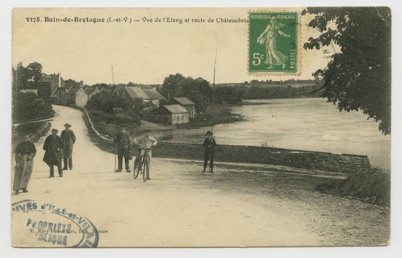 Carte postale ancienne 3378. Bain-de-Bretagne (I.-et-V.). Vue de l'étang et route de Chateaubriant.