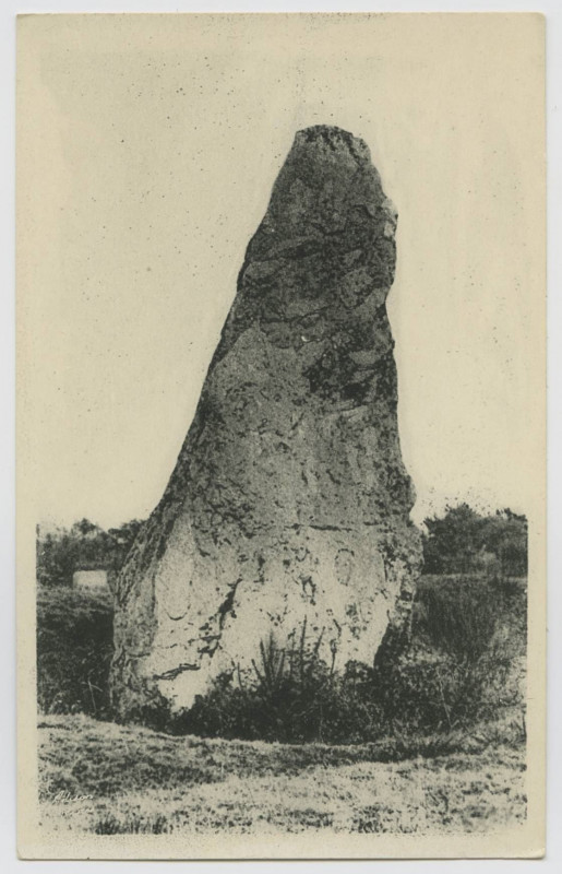 Carte postale ancienne Bain-de-Bretagne (I.-et-V.). 28. Menhir de Quénouard dit La pierre longue (hauteur 4,50 m).