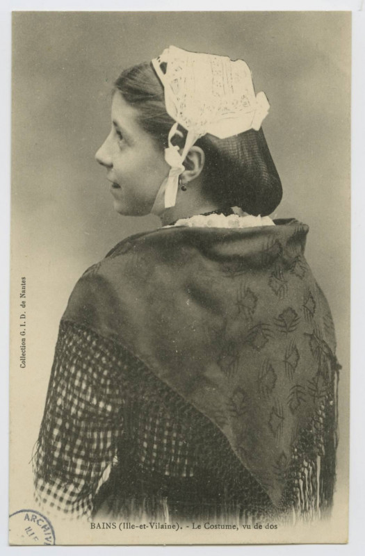 Carte postale ancienne Bains-sur-Oust (I.-et-V.). Le costume, vu de dos.