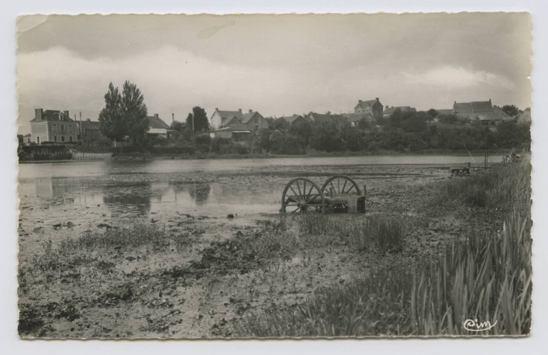 Carte postale ancienne Bais (I.-et-V.). Environs de Bais : Etang de Carcraon.