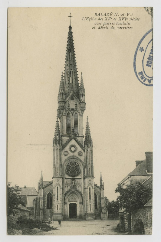 Carte postale ancienne Balazé (I.-et-V.). L'église des XV° et XVI° siècles avec pierres tombales et débris de verrières.