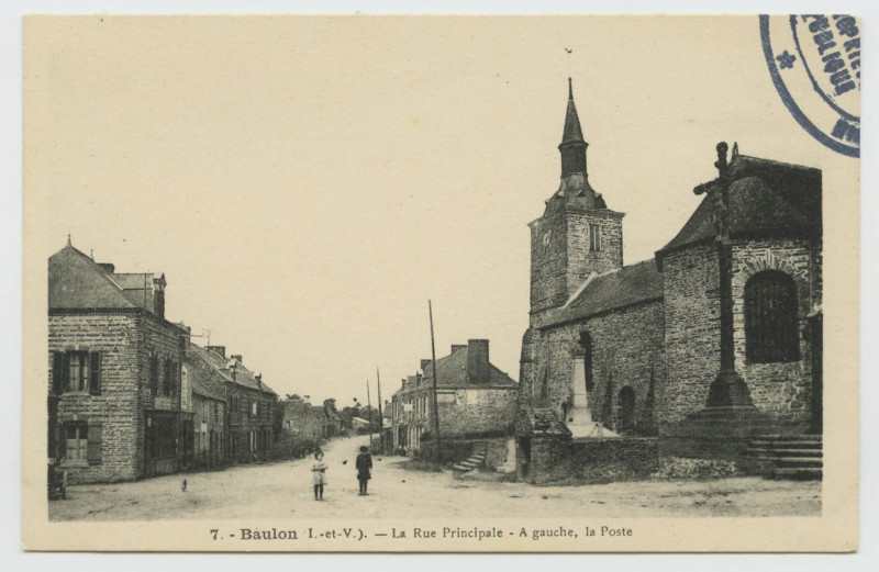 Carte postale ancienne 7. Baulon (I.-et-V.). La Rue principale. A gauche, la poste
