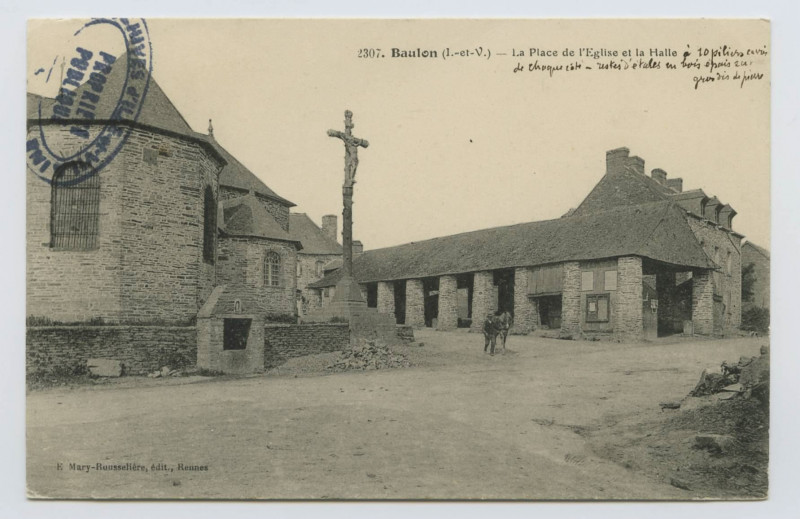 Carte postale ancienne 2307. Baulon (I.-et-V.). La place de l'église et la halle
