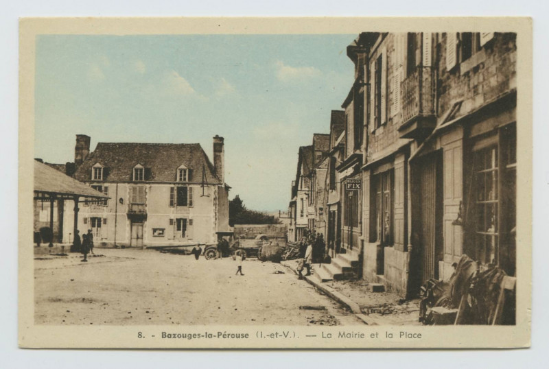 Carte postale ancienne 8. Bazouges-la-Pérouse (I.-et-V.). La mairie et la place