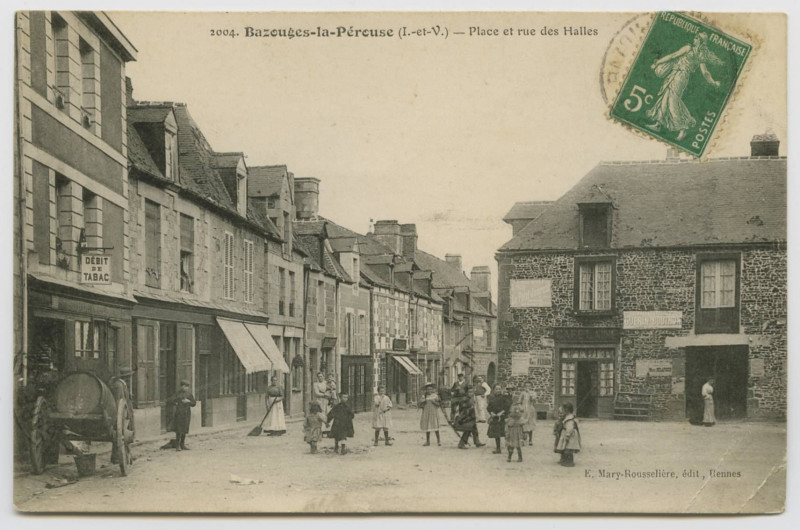 Carte postale ancienne 2004. Bazouges-la-Pérouse (I.-et-V.). Place et Rue des halles