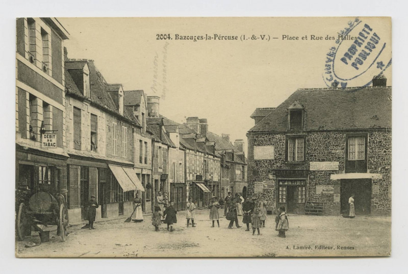 Carte postale ancienne 2004. Bazouges-la-Pérouse (I.-et-V.). Place et Rue des halles