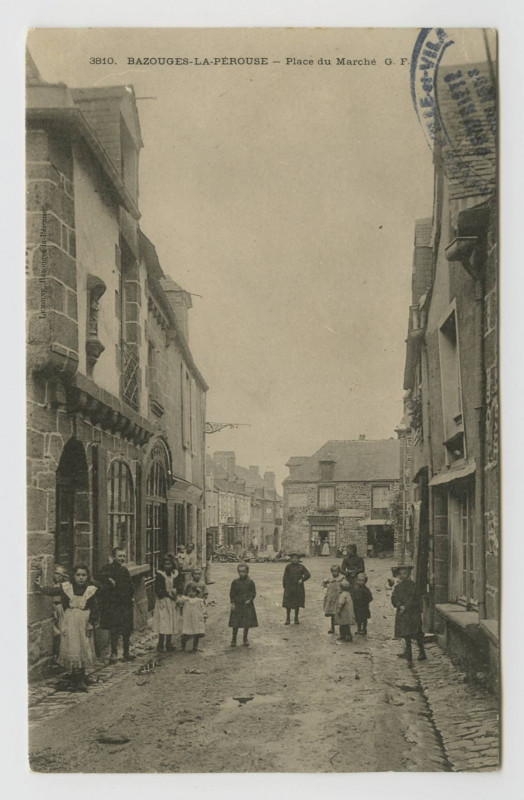 Carte postale ancienne 3810. Bazouges-la-Pérouse. Place du marché
