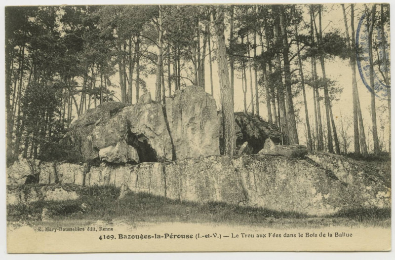 Carte postale ancienne 4109. Bazouges-la-Pérouse (I.-et-V.). Le Trou aux Fées dans le bois de la Ballue